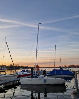 Passend zum Saisonstart ist unser Jugendboot wieder bereit und im Wasser - samt neuem Mast nach Mastbruch in der letzten Saison - ⛵️