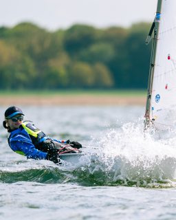 Erfolgreiches Wochenende beim Boddenpokal! 
Mit 3 Opti-A und 2 Opti-B SeglerInnen waren wir zu Gast bei der GJA Greifswald. Während wir am Samstag bei Top-Bedingungen gleich 4 Wettfahrten absolvieren konnten, reichte der Wind am Sonntag noch für ein finales Rennen. 

Wir sind super stolz auf die Ergebnisse – besonders hervorzuheben ist der starke 12. Platz (von 50) in Opti A.

Vielen Dank für die exzellente Wettfahrtleitung und die Gastfreundschaft!
