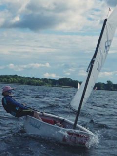 Landesjugendmeisterschaft Brandenburg 2026 ⛵️
Am vergangenen Wochenende waren wir mit 7 Optis zu Gast beim @sckruepelsee im @jbz.blossin . Auch wenn wir nur am Sonntag segeln konnten, war es wieder eine fantastische Veranstaltung!
Wir sind super stolz auf die Ergebnisse: Sowohl in Opti A (z.B. 25/85) als auch in Opti B (z.B. 14&16/31) sind deutliche Fortschritte und starke Verbesserungen zu sehen.
Ein großes Dankeschön geht an die @berlinerseilfabrik für die Unterstützung beim Transport unserer Boote 🚐