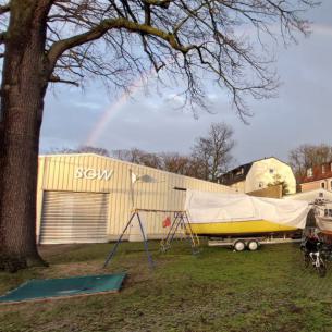 Bottshaus im Frühling mit Regenbogen